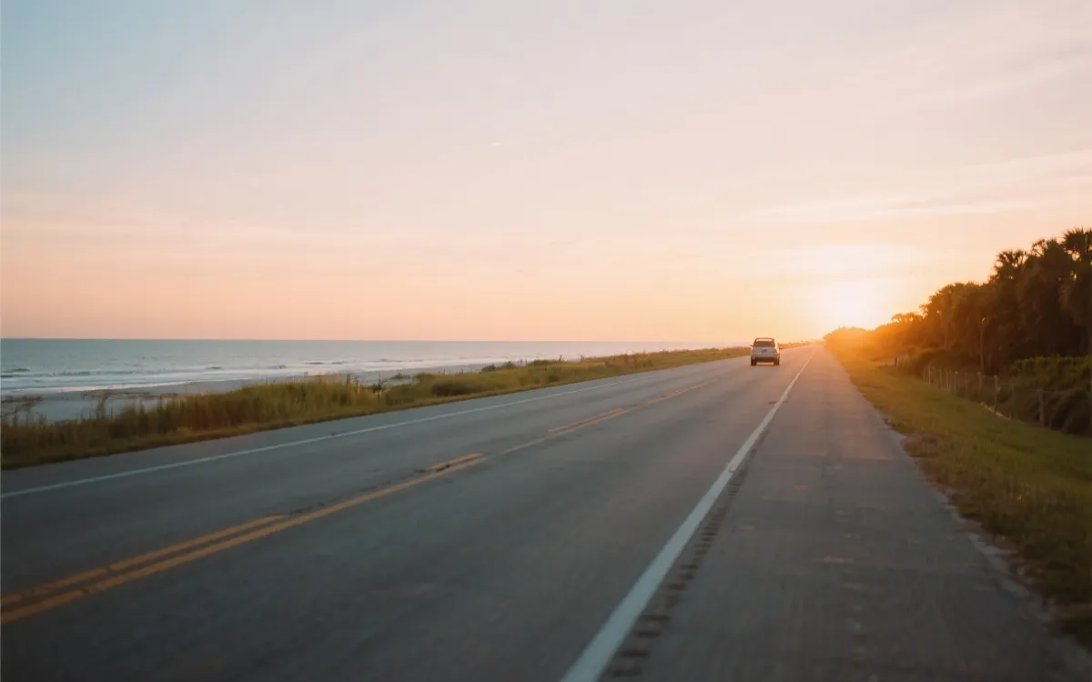 墨西哥湾沿岸海边公路与日落，适合作为世界杯多城行程的休整段