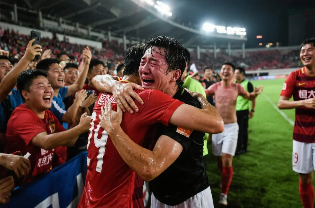 球员与球迷在世界杯现场共同庆祝的瞬间
